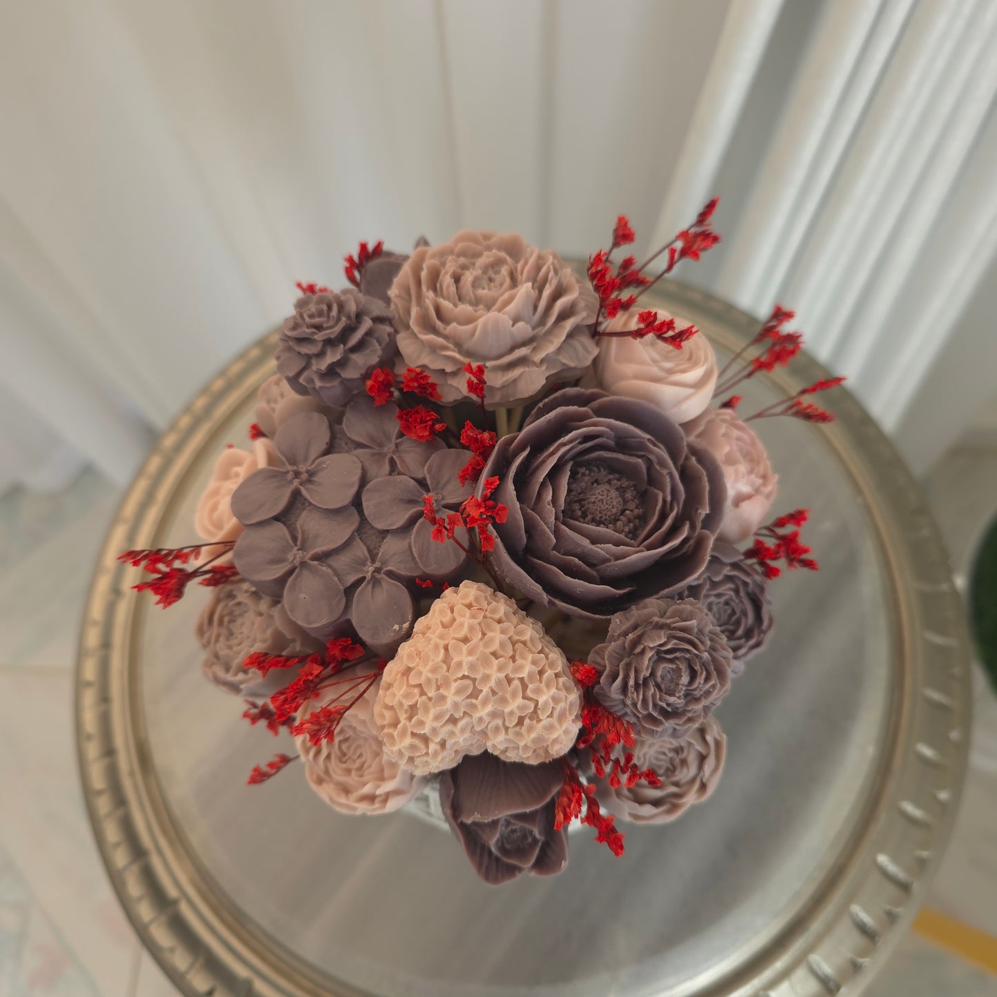 مزهرية إسمنتية فاخرة مع ورد شمع معطر | Luxury Cement Vase with Scented Wax Flowers