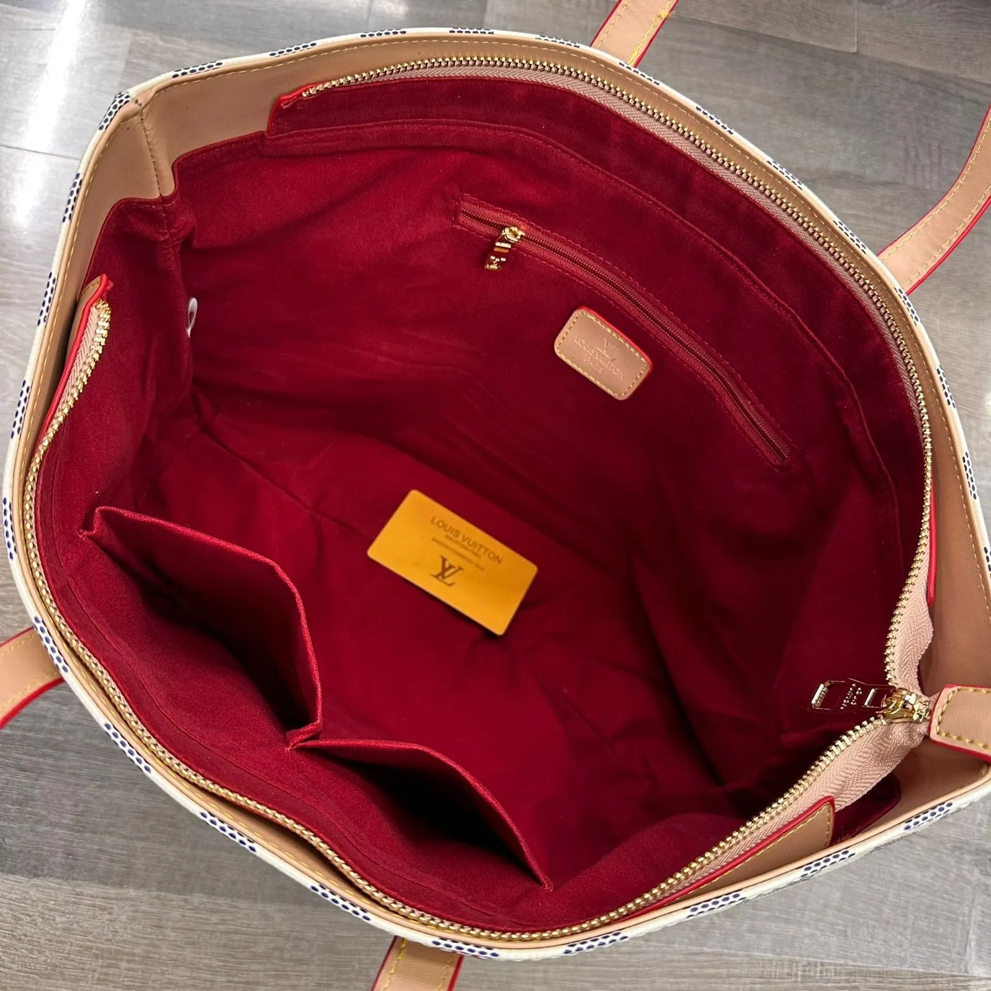 حقيبة LOUIS VUITTON 3 IN 1 لون ابيض