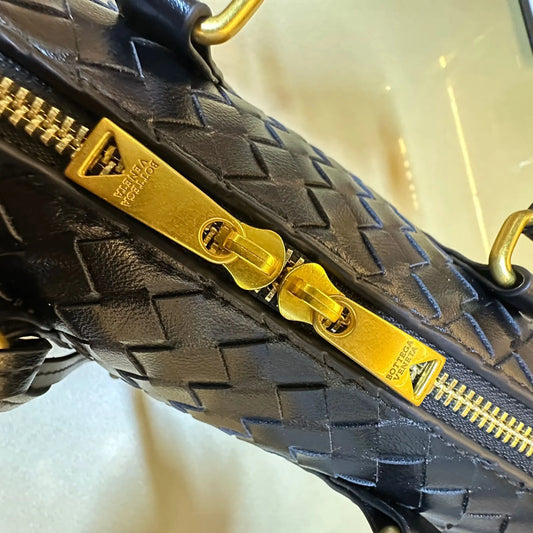 حقيبة نسائية BOTTEGA  لون رصاصي
