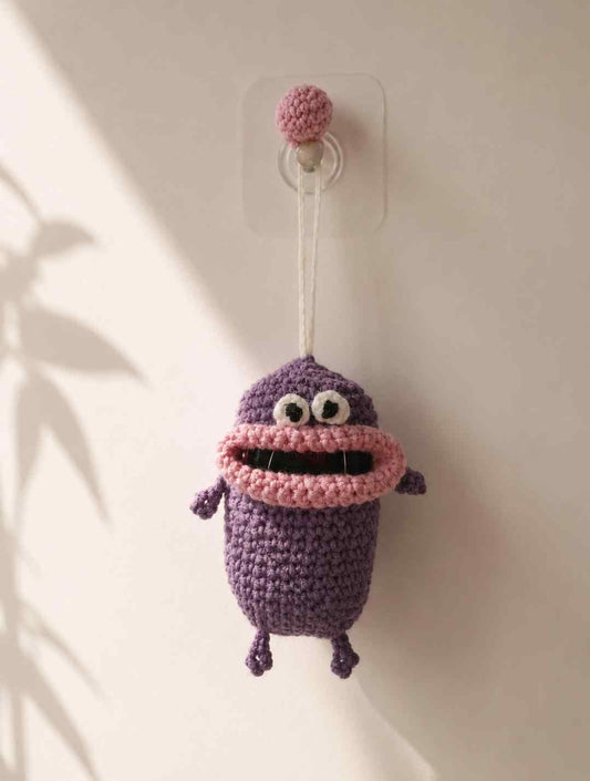 ميدالية مفاتيح كروشيه وحش لطيف مصنوع يدوياً | Handmade Crochet Monster Keychain – Cute Key Protector