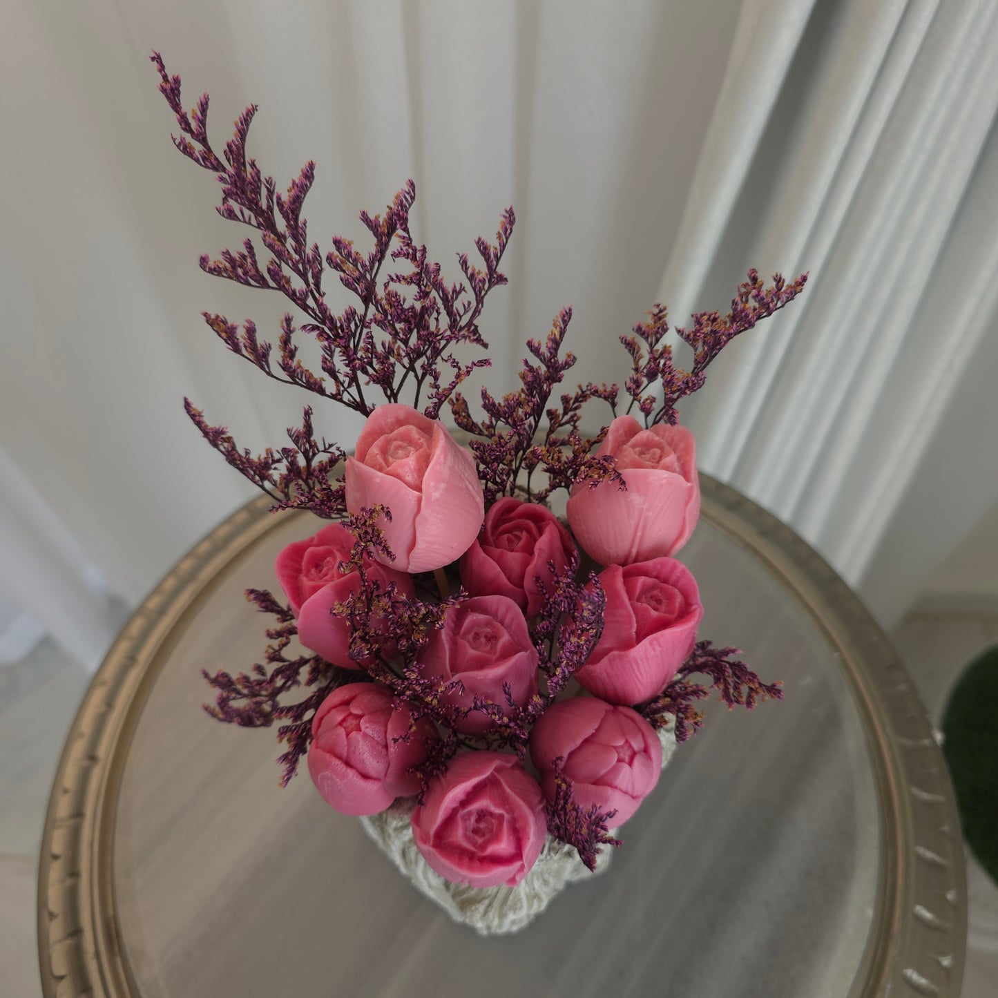 مزهرية اسمنت على شكل جذع شجرة مع ورد شمع معطر | Cement Tree Trunk Vase with Scented Wax Flower