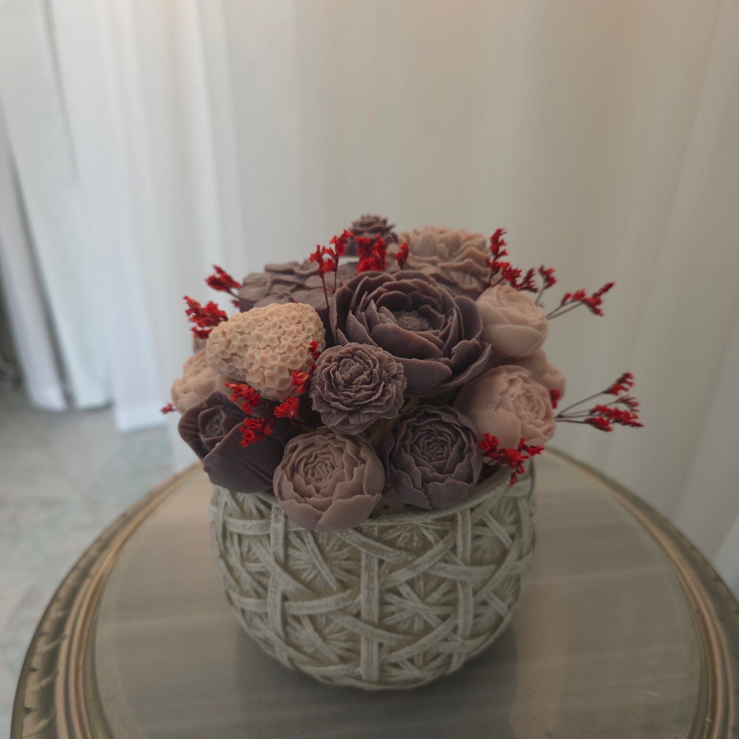 مزهرية إسمنتية فاخرة مع ورد شمع معطر | Luxury Cement Vase with Scented Wax Flowers