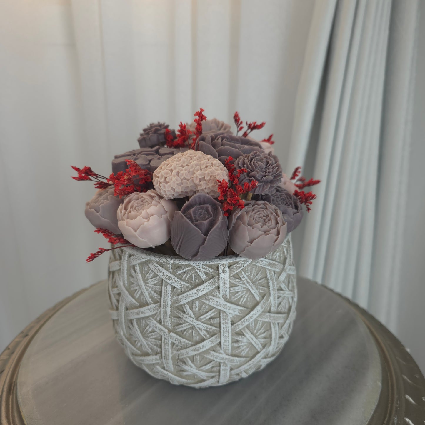 مزهرية إسمنتية فاخرة مع ورد شمع معطر | Luxury Cement Vase with Scented Wax Flowers