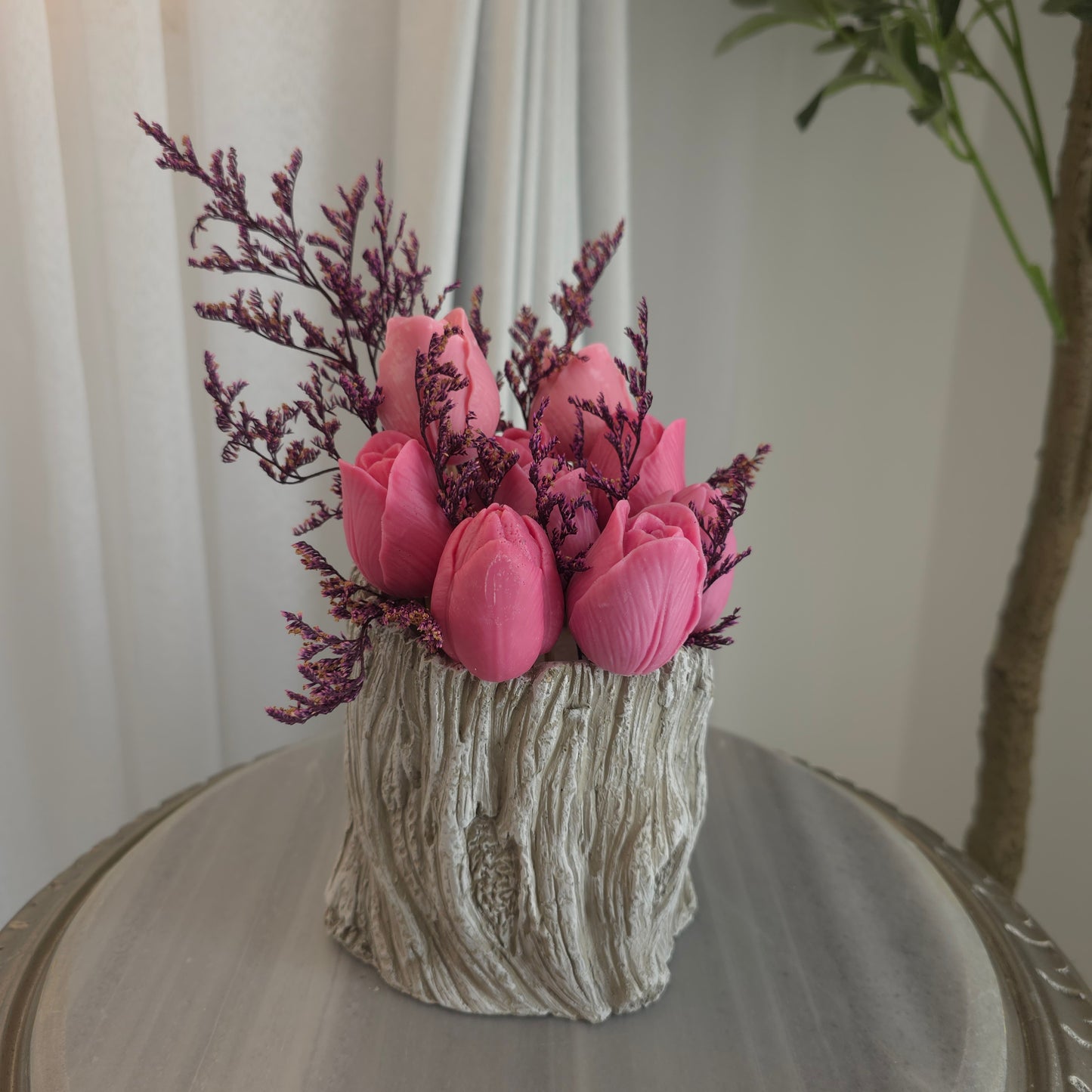 مزهرية اسمنت على شكل جذع شجرة مع ورد شمع معطر | Cement Tree Trunk Vase with Scented Wax Flower