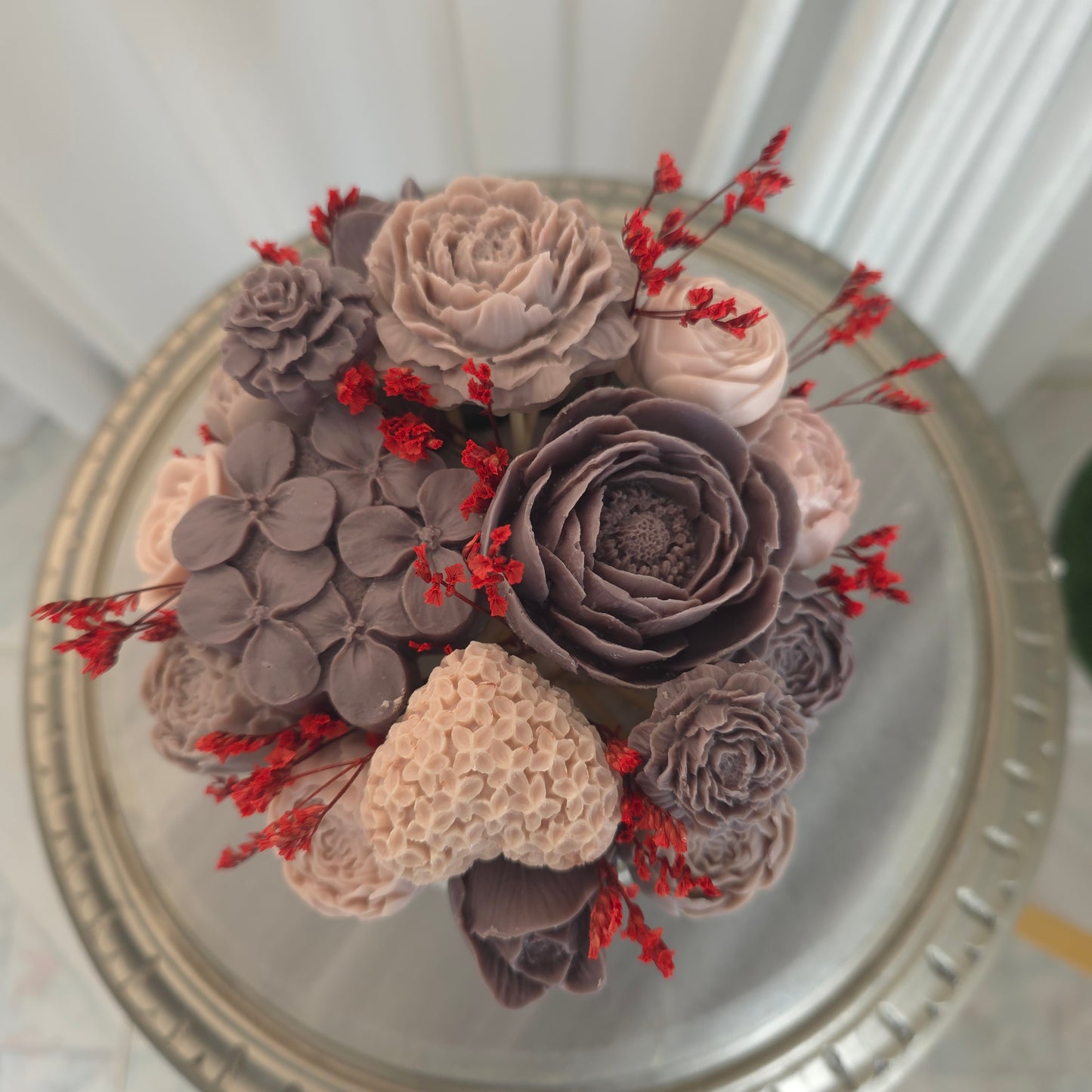 مزهرية إسمنتية فاخرة مع ورد شمع معطر | Luxury Cement Vase with Scented Wax Flowers